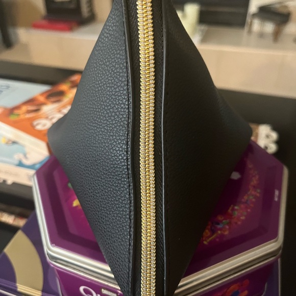 Bn Black Pyramid wristlet - Picture 1 of 5